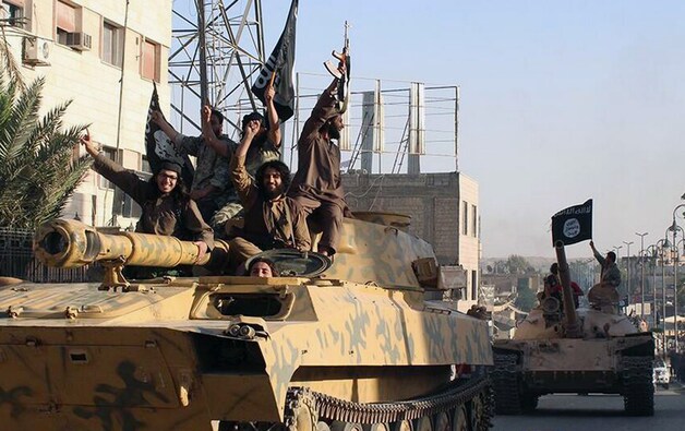 Strijders van IS in Mosul. Een arts uit die Iraakse stad is door IS overgebracht naar Raqqa in Syrië om Al-Baghdadi te verplegen.