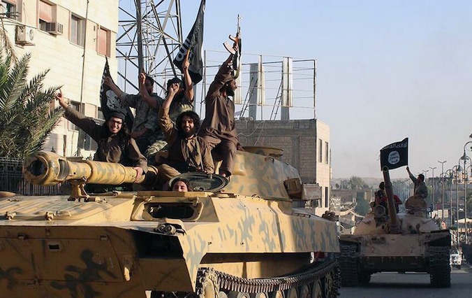 IS-strijders op een tank in Raqqa, Syrië.