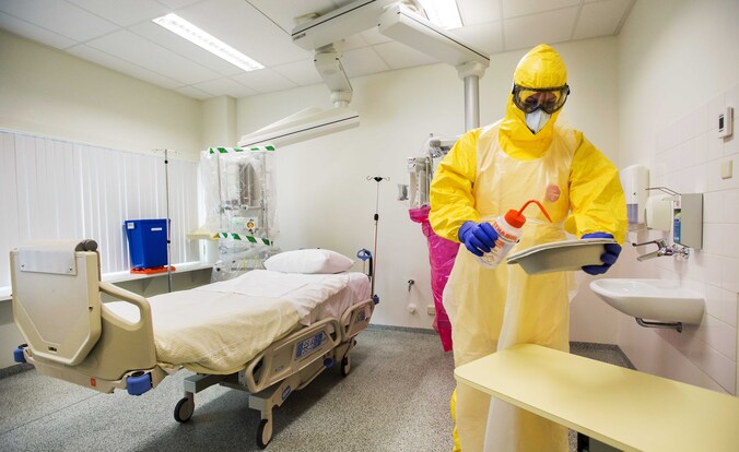 Op de afdeling intensive care van het Academisch Medisch Centrum (AMC) zijn al isolatiekamers ingericht voor de opvang van patiënten met ebola.