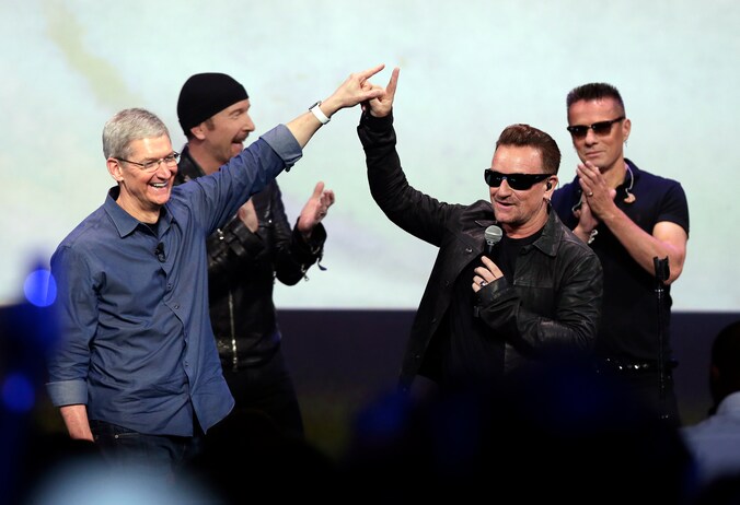 Apple CEO Tim Cook en zanger Bono.
