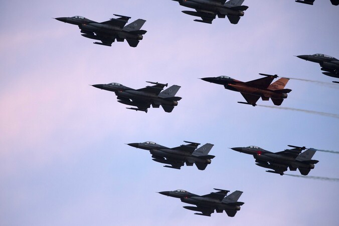 Nederlandse F16's in formatie boven de basis van Volkel.