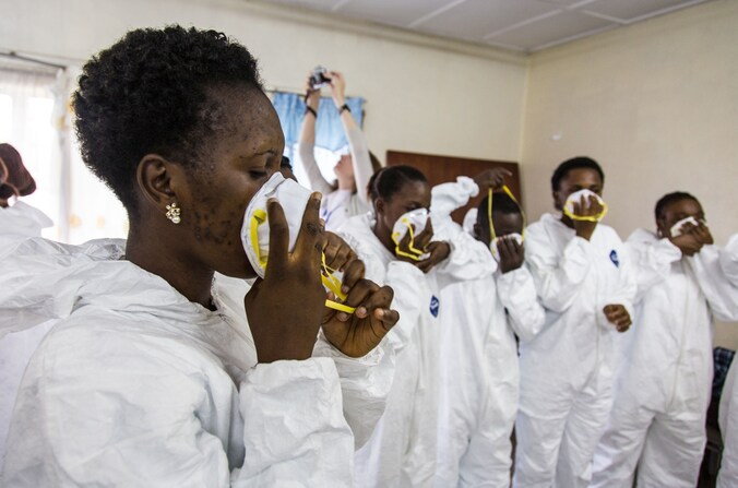 Verpleegsters in Sierra Leona krijgen een ebolatraining.
