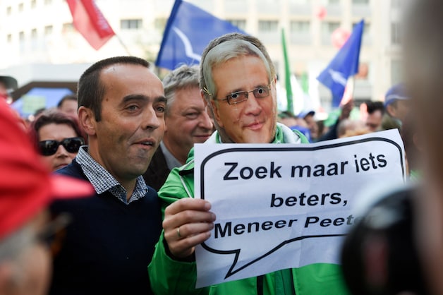 Sp.a-voorzitter Bruno Tobback naast een 'Kris Peeters'.