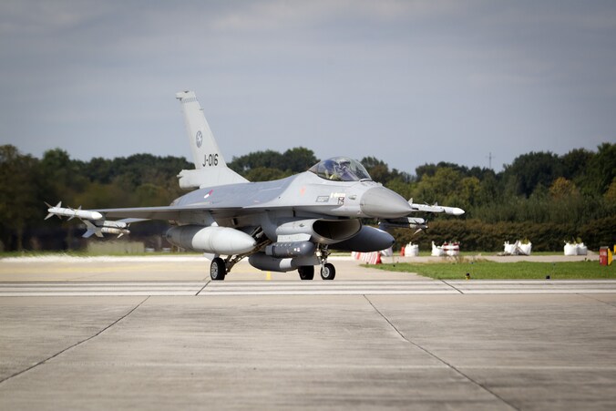 Een Nederlandse F-16 op de vliegbasis van Volkel.