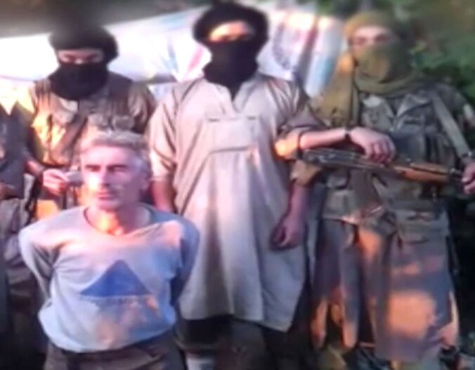 Strijders van Jund al-Khilafa met de Franse berggids Hervé Gourdel.