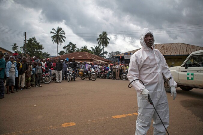 Een hulpmedewerker in Kenema, Sierra Leone, een regio waar ebola hard heeft toegeslagen.