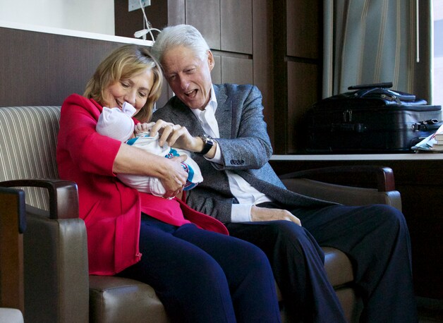 Hillary en Bill Clinton met hun kleindochter Charlotte