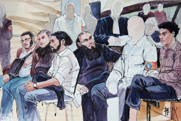 Beeld van de eerste procesdag met o.a. Jejoen Bontinck (derde van links) en Fouad Belkacem (vierde van links).