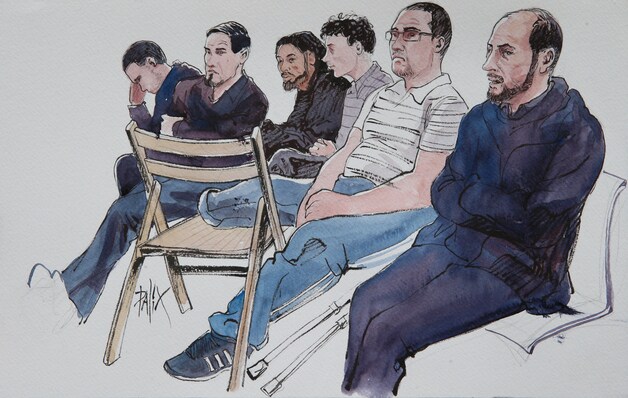 Bilal El Makhoukhi (tweede van rechts) op een rechtbanktekening uit 2014.