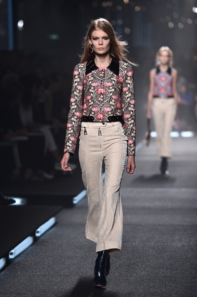 Louis Vuitton leert hoe je de brede broek met laarzen combineert.