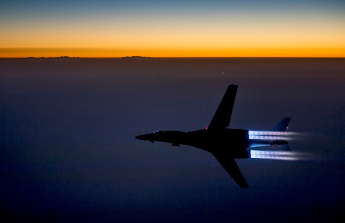 Een Amerikaanse straaljager vliegt boven Irak na aanvallen op Syrië.