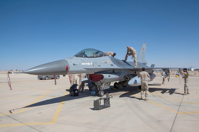 Een Belgische F-16 op een militaire basis in Jordanië.