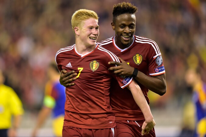 Niks dan lachende gezichten: Origi feliciteert De Bruyne bij één van z'n goals.