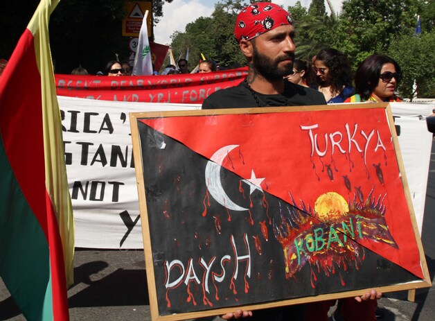 Koerdische protestmars roept op tot steun in de verdediging van de Syrische stad Kobani.