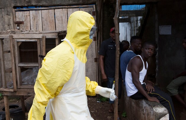 Een hulpverlener in Freetown, de hoofdstad van Sierra Leone.