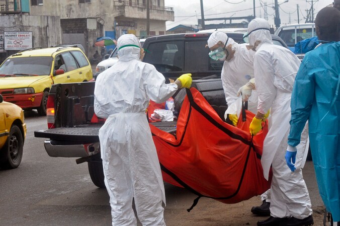 Gezondheidswerkers bergen het lichaam van een ebolaslachtoffer in Monrovia, Liberia.