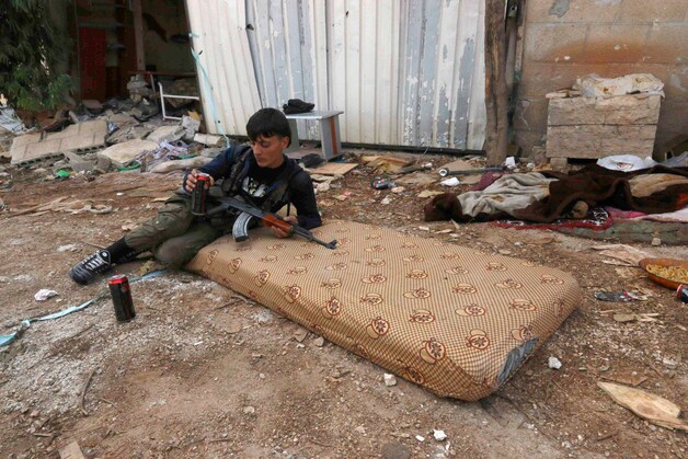 Een strijder van het Vrije Syrische leger rust uit in Handarat, ten noorden van Aleppo.