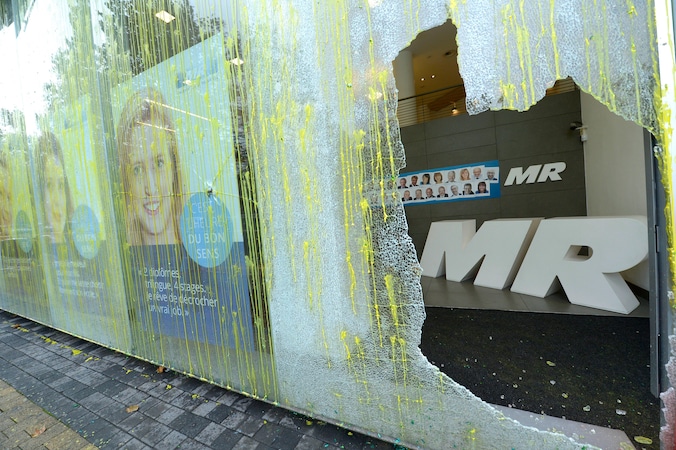 Vakbondsmilitanten richtten dinsdag vernielingen aan aan het hoofdkantoor van de MR.