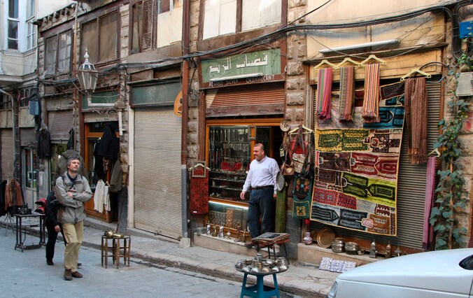 Toeristen, zoals hier in Damascus, blijven weg door de aanslepende onrust.