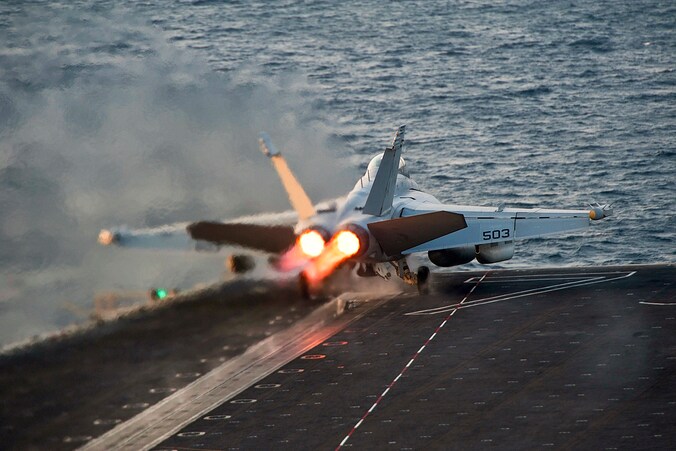 Een toestel stijgt op van het Amerikaanse vliegdekschip USS Carl Vinson.