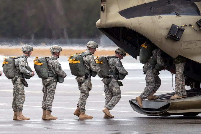 Amerikaanse soldaten stappen in een helikopter op een oefenterrein in Grafenwöhr, Duitsland.