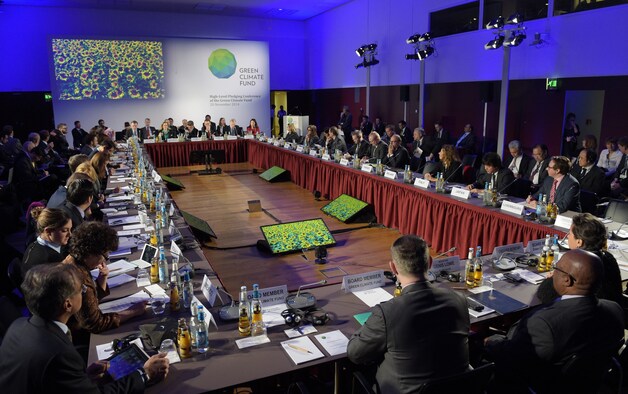 Leden van het Green Climate Fund tijdens een vergadering in Berlijn.