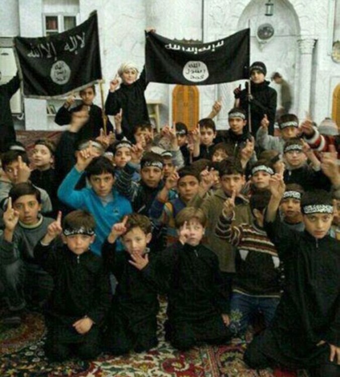 Kinderen van Syriëstrijders poseren voor een groepsfoto in het Syrische Raqqa, de 'hoofdstad' van het door Islamitische Staat uitgeroepen kalifaat. Foto uit november 2014.