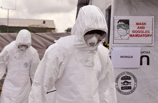 Gezondheidswerkers in beschermende pakken in Liberia.