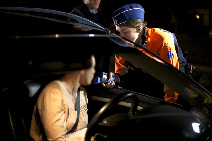 Tot nu toe werd een bestuurder beschouwd als recidivist als hij in drie jaar tijd tweemaal werd veroordeeld voor hetzélfde zware feit, zoals rijden onder invloed, overdreven snelheid, vluchtmisdrijf of rijden zonder rijbewijs. Voortaan maakt het niet meer uit wélke zware overtreding je begaat.