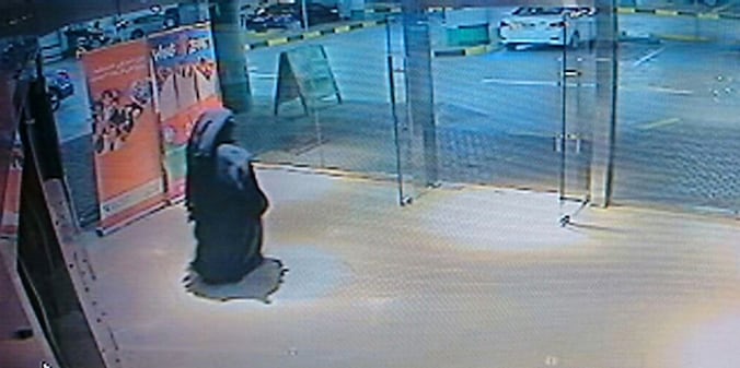 De Arabische vrouw stak in december een Amerikaanse lerares dood in de toiletten van een winkelcentrum.