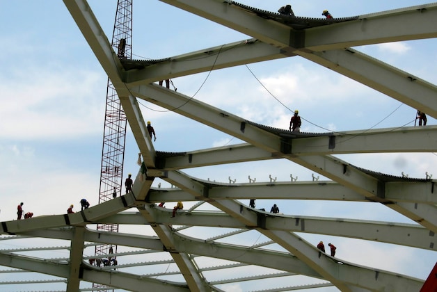 Bouwvakkers aan het werk op het stadion in Manaus.