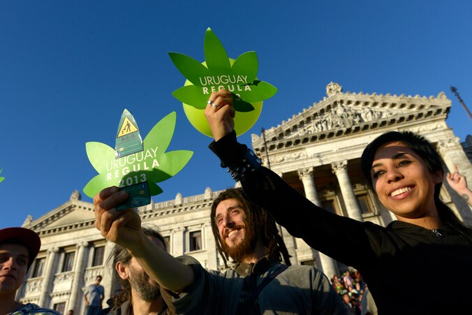 Voorstanders van de vrije verkoop van marihuana voor het Congresgebouw in de Uruguayaanse hoofdstad Montevideo.