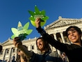 Voorstanders van de vrije verkoop van marihuana voor het Congresgebouw in de Uruguayaanse hoofdstad Montevideo.