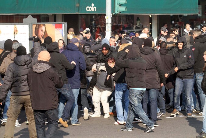 Fans van Ajax kregen het vanmiddag aan de stok met Italiaanse demonstranten, die de bus van de Ajaxfans blokkeerden.