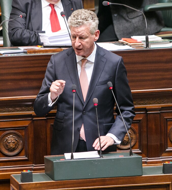 "Indien ons land een rol van betekenis wil blijven spelen, dan is het onbetwistbaar dat België zijn capaciteit zal moeten blijven handhaven", reageerde De Crem.