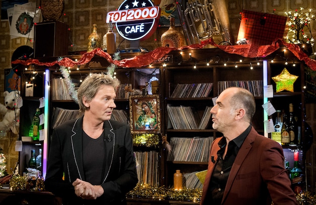 Popkenner Leo Blokhuis in het Top 2000 Café met Matthijs van Nieuwkerk (rechts).