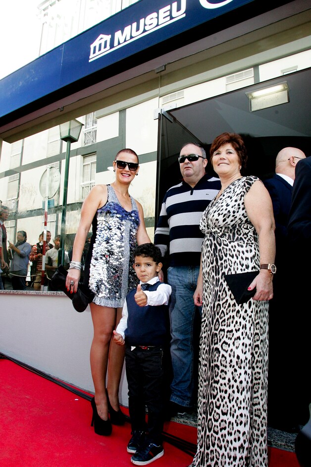 Elma (l), Cristiano junior en moeder Dolores bij de opening van het Cristiano-museum in Funchal.
