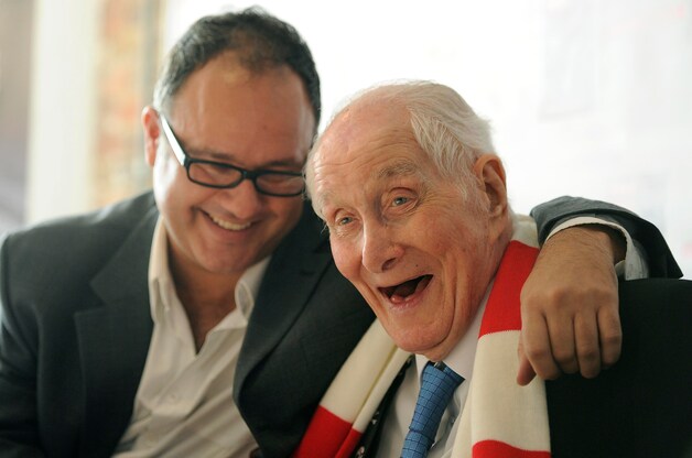Ronny Biggs en zijn zoon Michael op een persconferentie over een geactualiseerde versie van zijn autobiografie. Hij droeg er de sjaal van zijn favoriete club, Arsenal. Foto uit 2011.