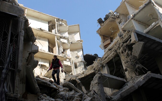De ravage in de wijk Soukkari, na luchtaanvallen van het Syrische leger.