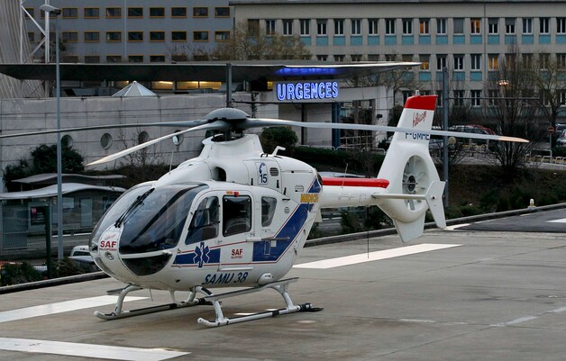 Een traumahelikopter aan het ziekenhuis in Grenoble.