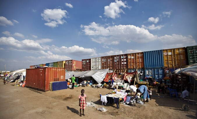 Archieffoto: een vluchtelingenkamp nabij containers in Zuid-Soedan.