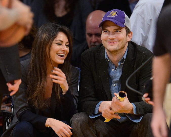 Mila Kunis en Ashtun Kutcher tijdens een basketbalwedstrijd in Los Angeles.