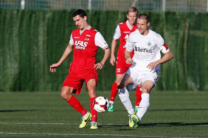 Maarten Martens in duel met Timmy Simons tijdens een oefenduel tegen Club Brugge.
