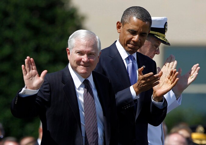 Robert Gates bij zijn afscheid als minister van Defensie in 2011. Naast hem president Obama.