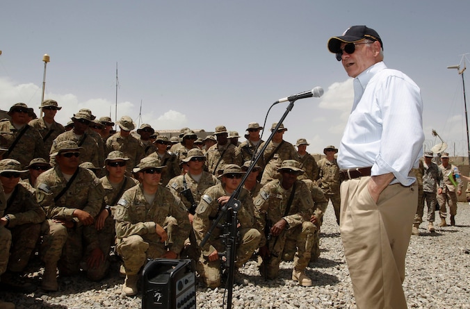 Robert Gates spreekt de Amerikaanse troepen toe in Afghanistan (archiefbeeld 2011).