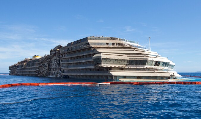 De Costa Concordia nadat het schip overeind was gehesen.