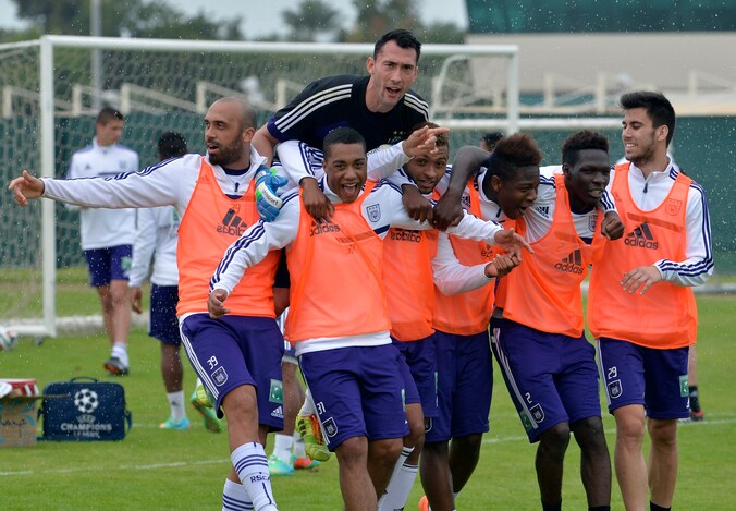 Ook Leya Iseka, derde van rechts en broer van Michy Batshuayi, kwam tot scoren.