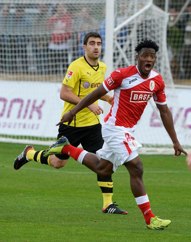 Batshuayi tijdens de oefenstage van Standard in La Manga in actie tegen Dortmund.