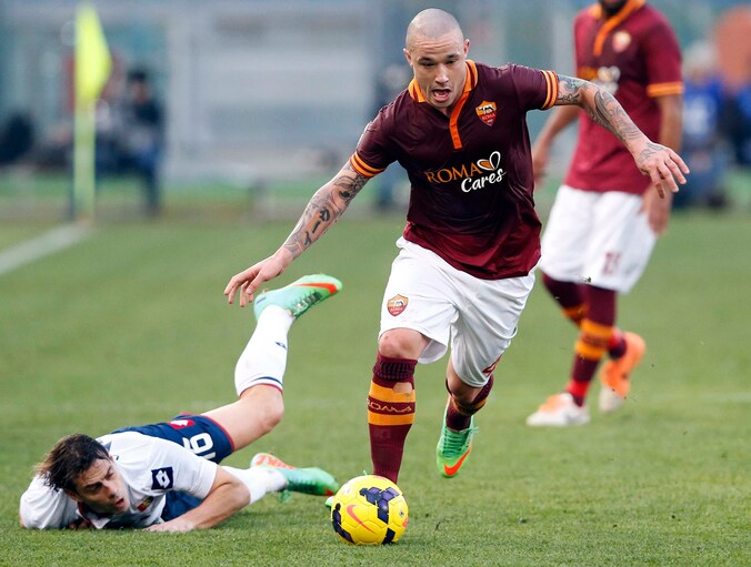 Radja Nainggolan troeft Emanuele Calaio van Genoa af.