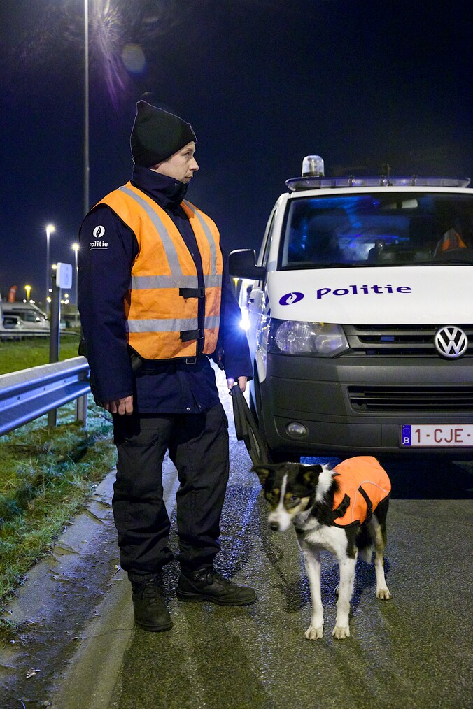 Een politieactie rond illegale immigratie en mensensmokkel langs de snelwegen in West-Vlaanderen (archiefbeeld).